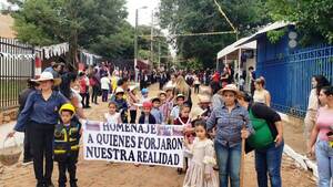 Colorido y emotivo desfile estudiantil en 3 de Mayo •