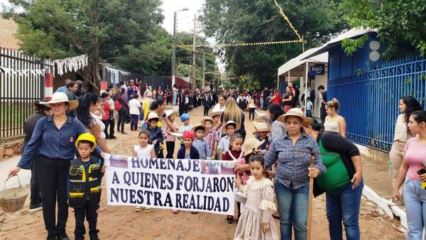 Colorido y emotivo desfile estudiantil en 3 de Mayo •