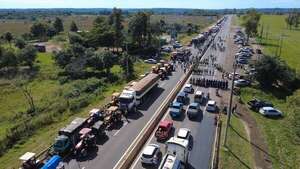 Cuarto día de manifestación: cañicultores se dirigen lentamente a Asunción ante falta de respuesta del Gobierno - Nacionales - ABC Color
