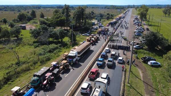 Cuarto día de manifestación: cañicultores se dirigen lentamente a Asunción ante falta de respuesta del Gobierno - Nacionales - ABC Color