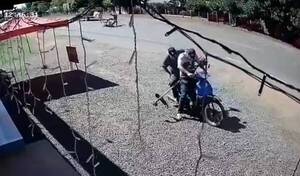 ¡Quítenle el registro! Cornuda imprudente se llevó por delante a un motoca y lo desparramó