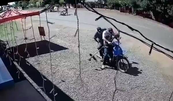 ¡Quítenle el registro! Cornuda imprudente se llevó por delante a un motoca y lo desparramó