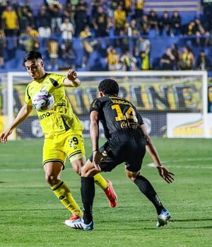 Guaraní goleó a un exigente rival y se ubicó a tres puntos del lider