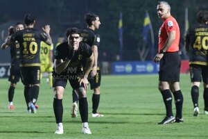 Versus / En una noche de golazos, Guaraní derrota a Recoleta y se mantiene expectante