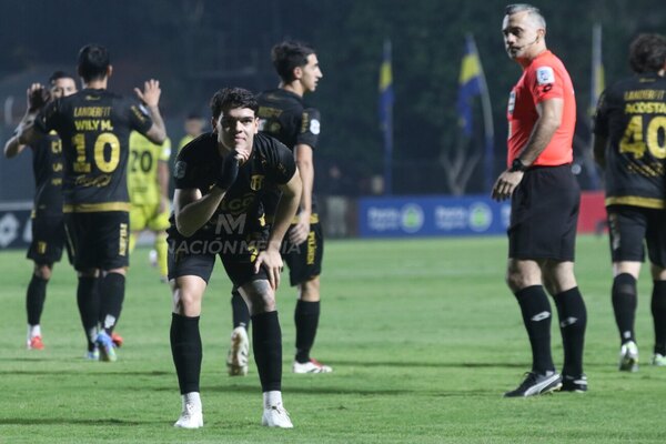 Versus / En una noche de golazos, Guaraní derrota a Recoleta y se mantiene expectante