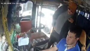 (VIDEO): Arriero asalta con un feroz machete a chofer de un colectivo