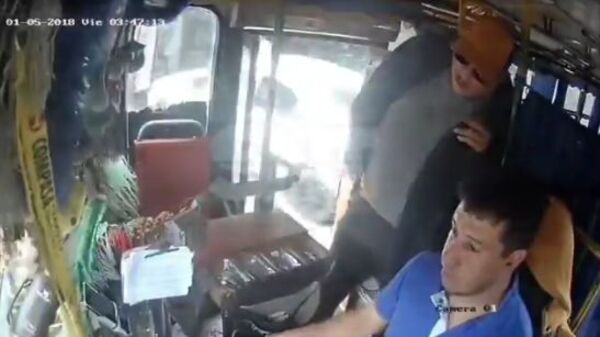 (VIDEO): Arriero asalta con un feroz machete a chofer de un colectivo