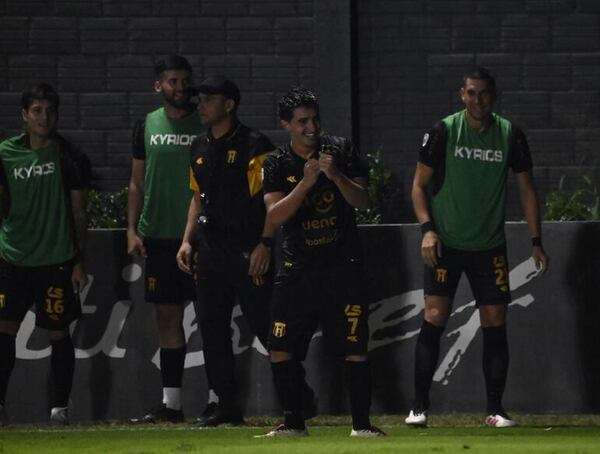 Guaraní golea y mete presión a Libertad - Fútbol - ABC Color