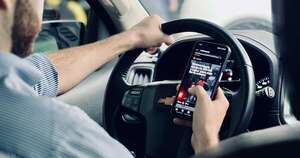 La Nación / Usar el celular al conducir es considerado falta grave y tiene una multa de G. 753.389