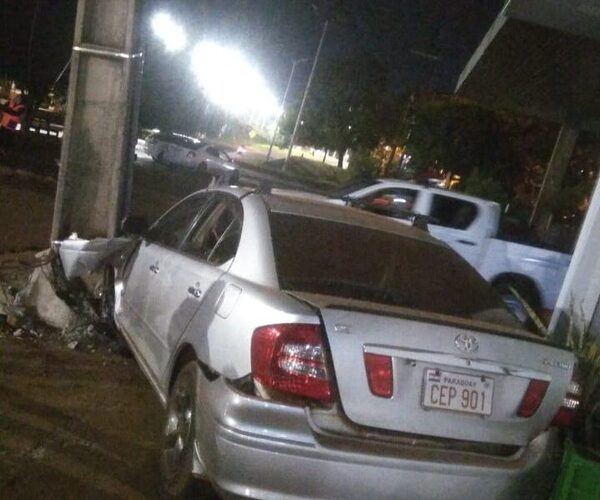 Automóvil choca columna en CDE