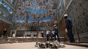 El Vaticano apura los preparativos en la Capilla Sixtina para la elección del nuevo Papa. Cardenales en sesión