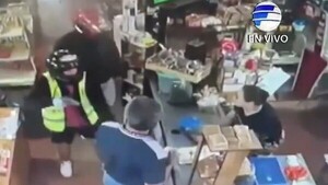 Video: Asaltantes entran a una despensa, realizan disparo y se llevan la recaudación