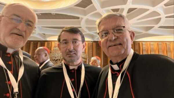 La "selfie" del cardenal Adalberto Martínez a pocos días del cónclave para elegir al nuevo Papa