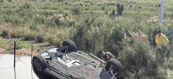 Vuelco y heridos: camioneta chuchi fue a parar a un costado de la ruta por esquivar moto