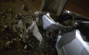 Violento choque contra una columna de la ANDE, en el Km 4 
