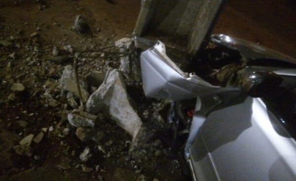 Violento choque contra una columna de la ANDE, en el Km 4