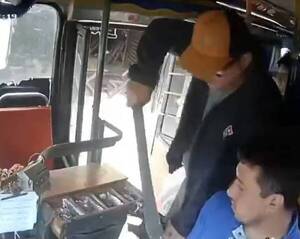 ¡Agarraron al “Jason” capiateño! Fue filmado robando en un colectivo con un machete