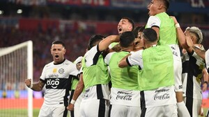 Olimpia remonta sobre el final y se queda con el Superclásico