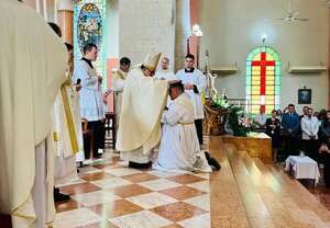 La Virgen del Pilar cobija a su nuevo hijo sacerdote: Fredy Vázquez fue ordenado en una emotiva misa - Nacionales - ABC Color