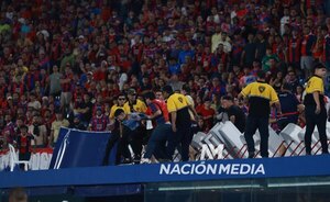 Versus / ¡Supuesto hincha infiltrado de Olimpia casi fue linchado en la preferencia de Cerro!