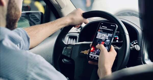 La Nación / Uso de celular en ruta tiene multa de casi G. 800 mil según el MOPC