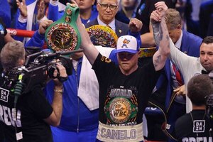Versus / Canelo vence a Scull y unifica los títulos de los supermedianos