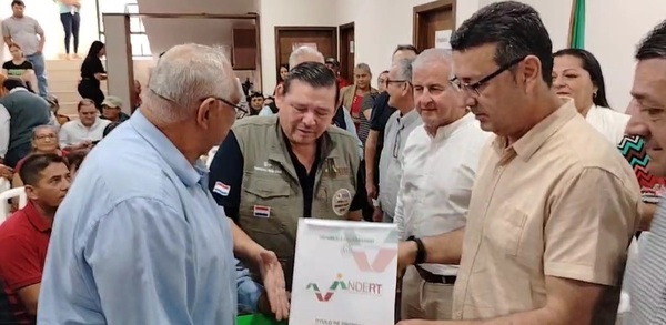 Campesinos de San Pedro reciben 140 títulos de propiedad en Santaní