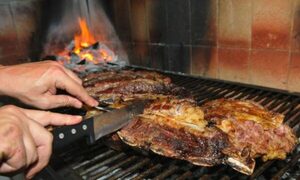 Karai disfrutó un trozo de asado y murió atragantado