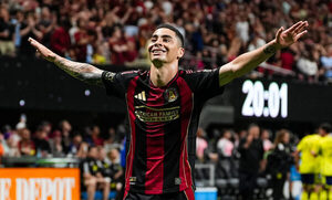Versus / Miguel Almirón festeja con gol su partido 350 a nivel clubes