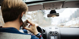 Si usás el celular al volante, esta es la multa a la que te enfrentás - 1000 Noticias