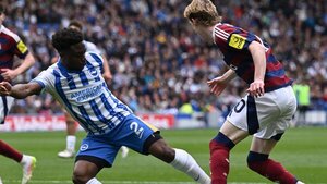 Isak rescata un punto ante el Brighton de Gómez