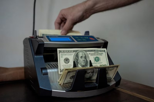 Los argentinos regresan a los bancos a dolarizarse tras el fin de los controles | Internacionales | 5Días