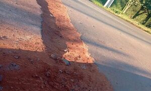 Aguatera rompe ruta Py 07 y conductores exigen reparación