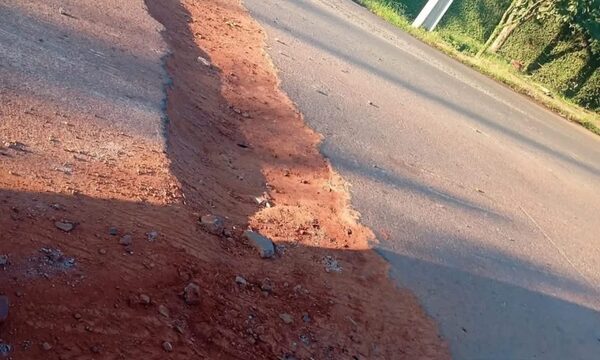 Aguatera rompe ruta Py 07 y conductores exigen reparación
