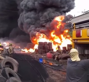 Voraz incendio en Pedro Juan exige intervención prolongada de bomberos
