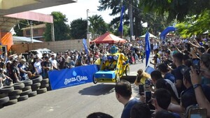 Villarrica: Diversión y adrenalina en colorida corrida de Autos Locos