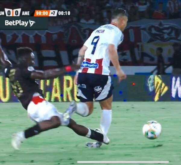 Colombia: Guillermo Paiva recibe una “patada criminal” - Fútbol Internacional - ABC Color