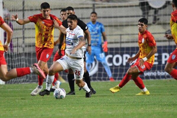 Versus / Ameliano prevalece en barrio Obrero con Miguel Martínez como gran figura
