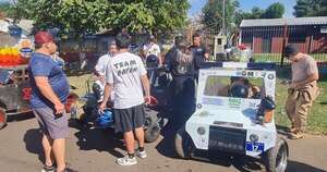 La Nación / En carrera de “Autos locos” uno de los competidores perdió el control e impactó contra el público