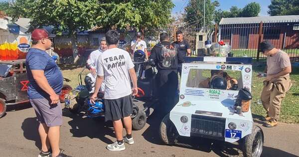 La Nación / En carrera de “Autos locos” uno de los competidores perdió el control e impactó contra el público