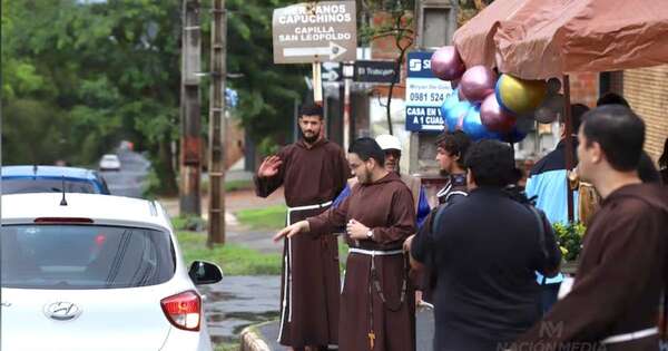 La Nación / Capuchinos realizaron tradicional bendición de vehículos