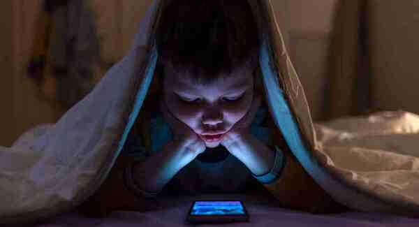 El acceso irrestricto a internet expone a los niños a diversos peligros