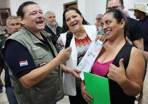 Pobladores de San Pedro reciben 140 títulos de propiedad del Indert - .::Agencia IP::.