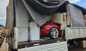 En Posadas, incautan un BMW oculto en un camión de mudanza que salió de Paraguay.