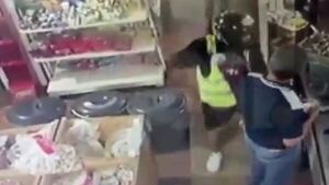 Dos delincuentes asaltaron una despensa en Capiatá - SNT