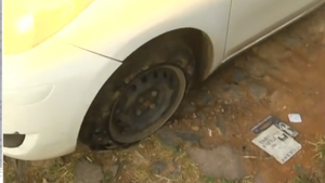 Tortoleros abandonan un auto y logran huir de la Policía tras una persecución