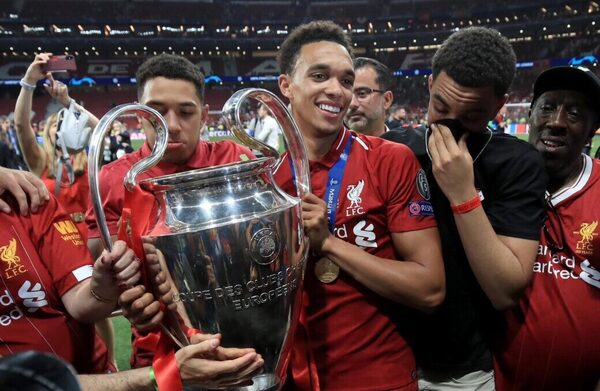 Versus / Alexander-Arnold deja el Liverpool, ¿destino Real Madrid?
