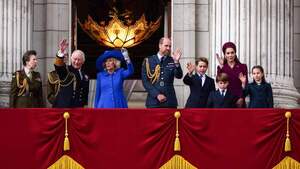 La familia real presencia el desfile aéreo y saluda desde el balcón de Buckingham