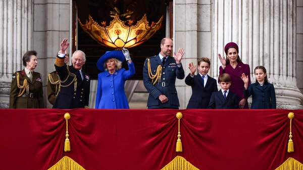 La familia real presencia el desfile aéreo y saluda desde el balcón de Buckingham