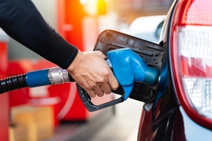 Petróleo baja a su nivel más bajo en cuatro años y prevén reducción de combustibles en mercado local - MarketData